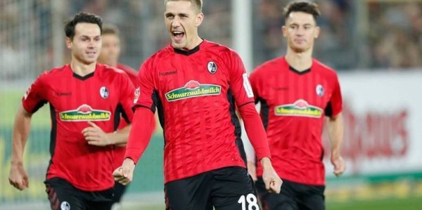 德甲第5轮云达不莱梅主场迎战弗赖堡，面临防线危机与高效进攻挑战，双方争夺赛季关键节点。