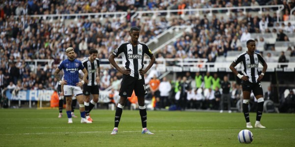 利物浦1.1亿再追伊萨克！转会市场风起云涌，豪门博弈进入白热化